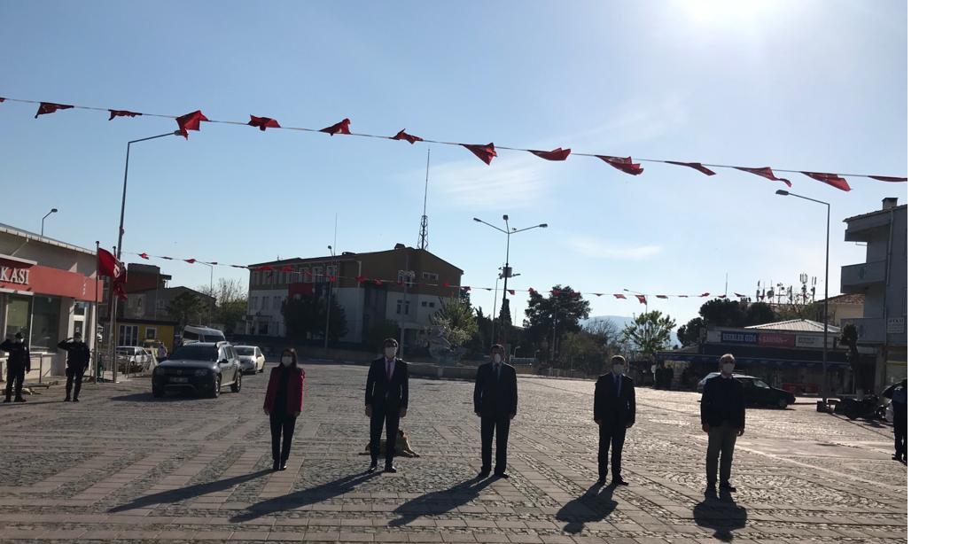 Gazi Meclis'imizin Açılışının 100. Yılı 23 Nisan Ulusal Egemenlik ve Çocuk Bayramı İlçe Kutlama Programı Atatürk Anıtına Çelenk Sunma Töreni İle Başladı.