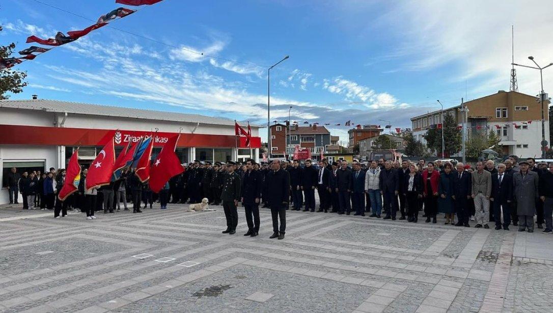 Türkiye Cumhuriyetinin Kurucusu Ulu Önderimiz, Ebedi Başkomutanımız Gazi Mustafa Kemal Atatürk'ün Ebediyete İntikalinin 85. Yıl Dönümünde İlçemiz Cumhuriyet Meydanında Çelenk Sunma Töreni Gerçekleştirildi.                                  